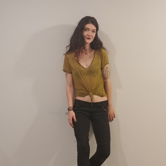 Meet your Posher, Danielle - Picture 2 of 2